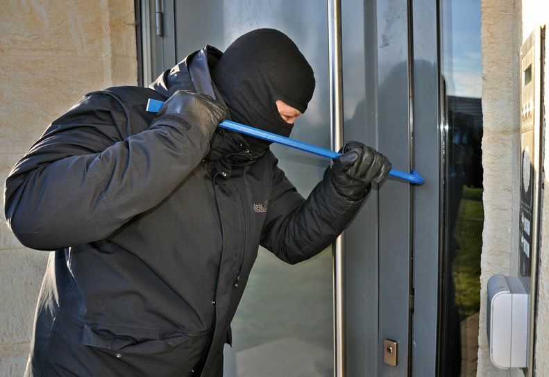 Symbolbild. Im Schwepnitzer Ortsteil Grüngräbchen hat sich ein mutmaßlicher Einbrecher Zutritt zu einem Einfamilienhaus verschafft.