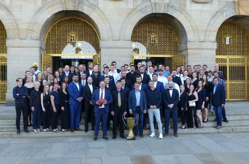 Trainer, Spieler, Staff und Cheerleader der Dresden Monarchs und Oberbürgermeister Dirk Hilbert vor dem Dresdner Rathaus.