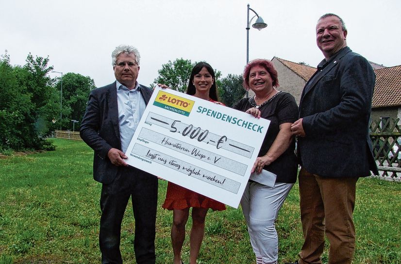 Sachsenlotto-Geschäftsführer Frank Schwarz, Elaine Jentsch, Wiesas Heimatvereins-Vorsitzende Ramona Otto und Roland Ermer (v.l.).