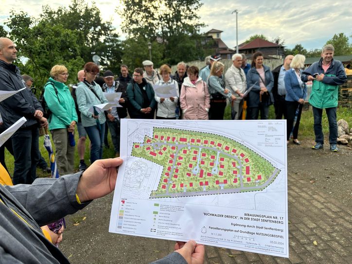 Die Pläne für das neue Wohngebiet »Buchwalder Dreieck« stellt Projektverantwortliche Antje Derksen aus dem Rathaus den Stadtteilspaziergängern vor.