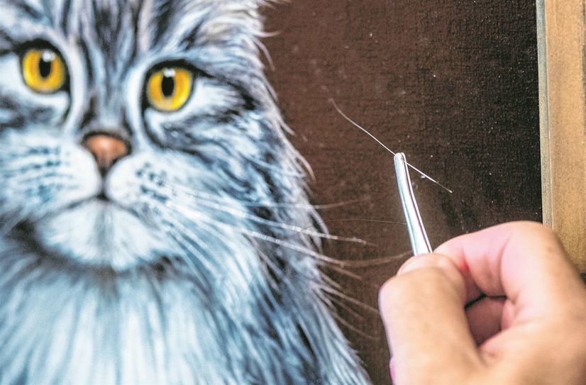 Katze »Lady« schaut immer über die Schulter – und wird mit einem Haar verewigt. Mal versteckt, mal offen im Gemälde.