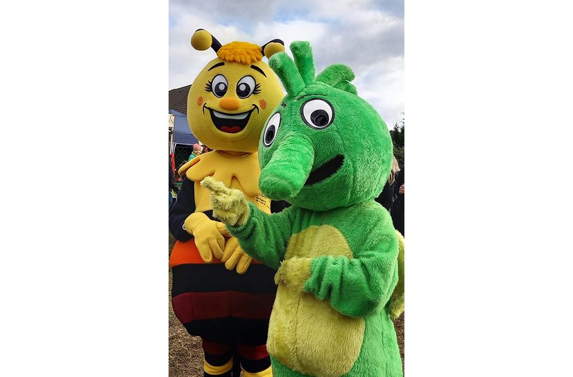 Das Freitaler Stadtmaskottchen Carli (li.) und Draggi-Drachen besuchen am Sonntag die Drachenwiese.