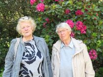 Organisatorin Ulrike Pfennig (l.) und die  Vereinsvorsitzende Heidrun Pallmann freuen sich auf das diesjährige Hutbergsingen.Foto: Matthias Stark