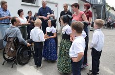 Vorschulkinder in sorbischer Tracht heißen die Jurymitglieder in Dörgenhausen willkommen.