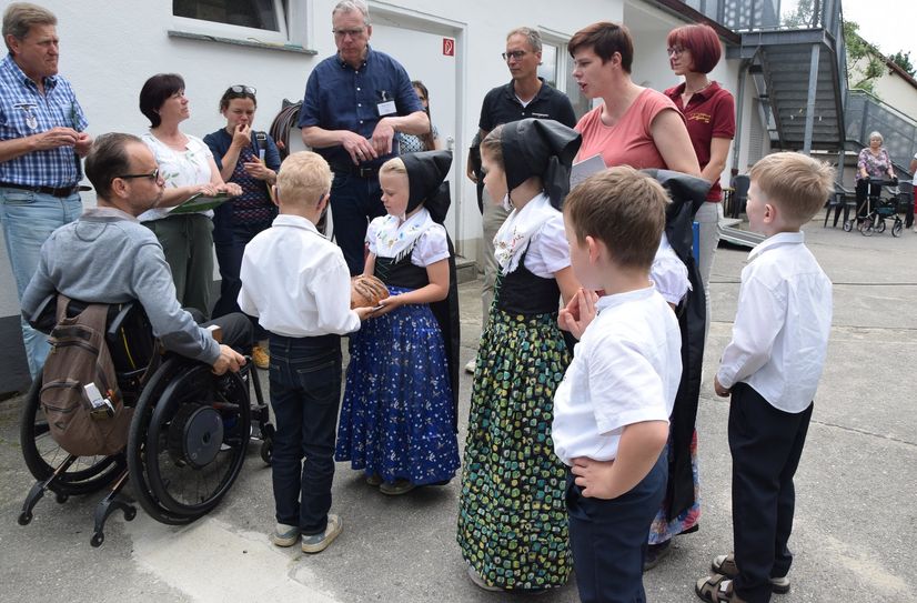 Vorschulkinder in sorbischer Tracht heißen die Jurymitglieder in Dörgenhausen willkommen.