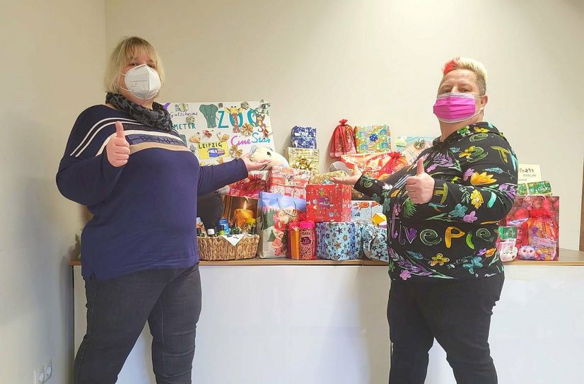 Ines Brendel (li.) und Christine Jentzsch übergeben für das Kinderhospiz »Bärenherz« viele Geschenke von Spendensammlern aus der Region.