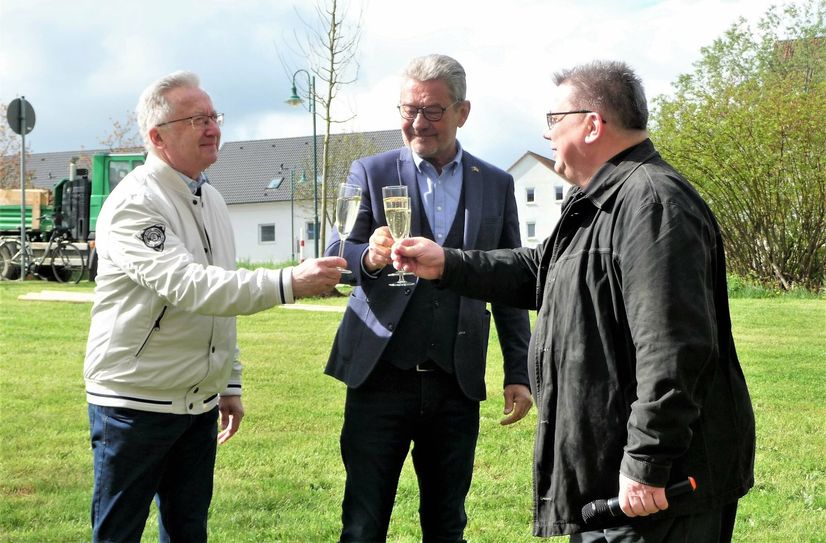 Decins OB Jiri Andel, Pirnas OB Klaus-Peter Hanke und WGP-Geschäftsführer Jürgen Scheible (v.l.) stoßen auf die gepflanzten Bäume an.  Foto: privat