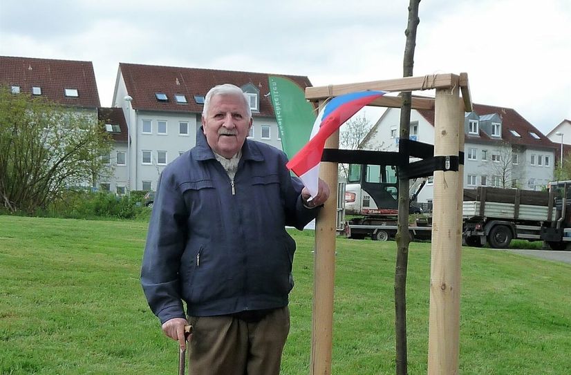 Klaus Fiedler vor der Deciner Linde.
