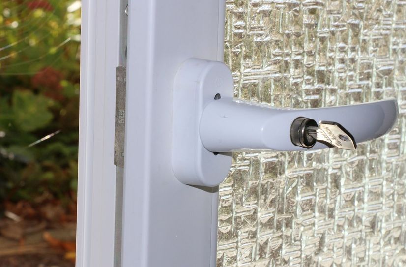 Ein Fenster zum Abschließen wäre eine Maßnahme, um die Sicherheit zu erhöhen.
