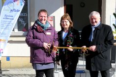 Die Einrichtungsleierin des ASB-Mehrgenerationenhauses, Corina Sens, Stadtmanagerin Gisela Förster und der Bürgermeister von Neustadt, Peter Mühle, mit dem symbolischen Schlüssel für die neue Begegnungstätte »Stadtgeflüster« (v.l.n.r).