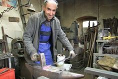 Der Lomnitzer Mirko Jurisch ist Schmied aus Leidenschaft. Der 48-Jährige leitet in der fünften Generation die Dorfschmiede des Wachauer Ortsteils. 
 Foto: R. Könen