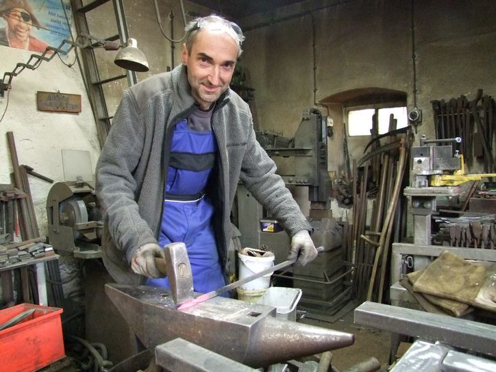 Der Lomnitzer Mirko Jurisch ist Schmied aus Leidenschaft. Der 48-Jährige leitet in der fünften Generation die Dorfschmiede des Wachauer Ortsteils. 
 Foto: R. Könen