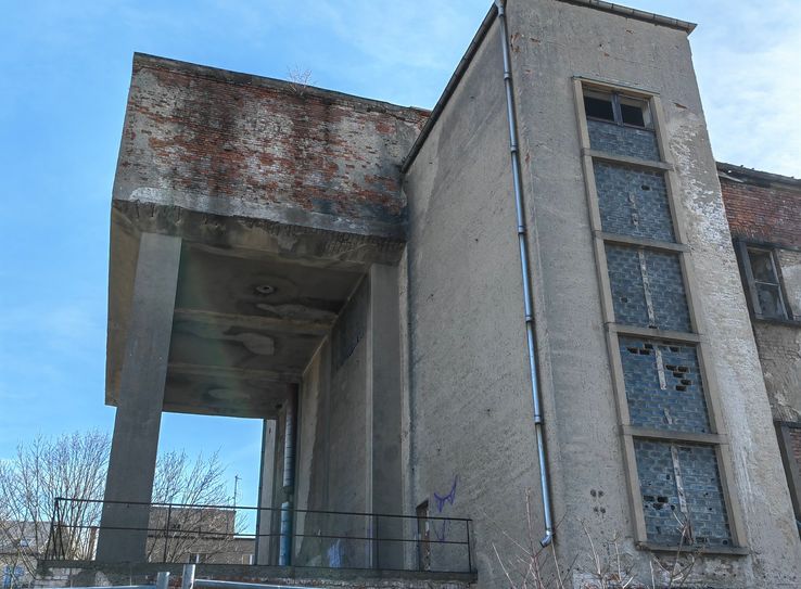 Der Anbau sich so baufällig, dass er sich nicht erhalten lässt. Weil sich damit das Nutzungskonzept ändert, will der Investor weitere Flächen dazukaufen.