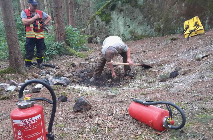 Mit zwei Feuerlöschern und insgesamt 130 Litern Löschwasser konnte ein Ausbreiten der illegalen Feuerstelle verhindert werden. Die Polizei hat die Ermittlungen aufgenommen.