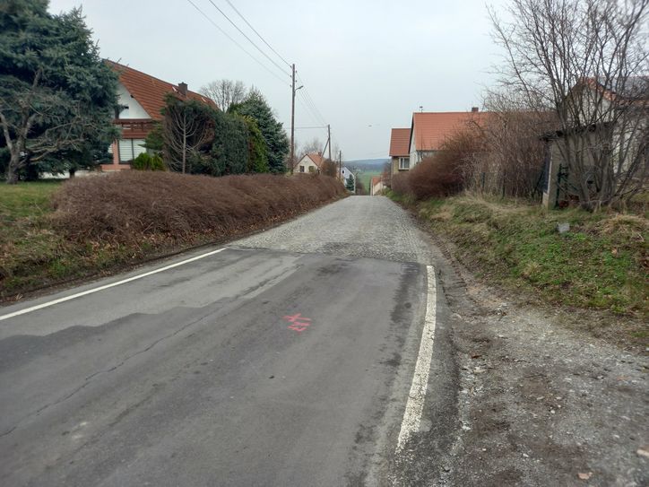 Die Fahrbahn im Malschwitzer Ortsteil Brießnitz wird erneuert.