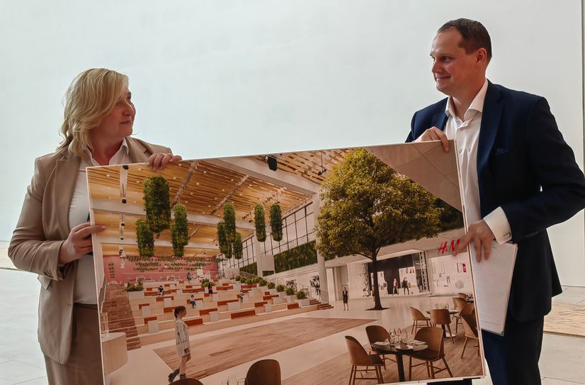 Projekt gerockt - Centermanagerin Antje Arnold und GF Nils Hoffmann zeigen, wie das Audimax mit überdimensionaler Videowand aussehen wird.