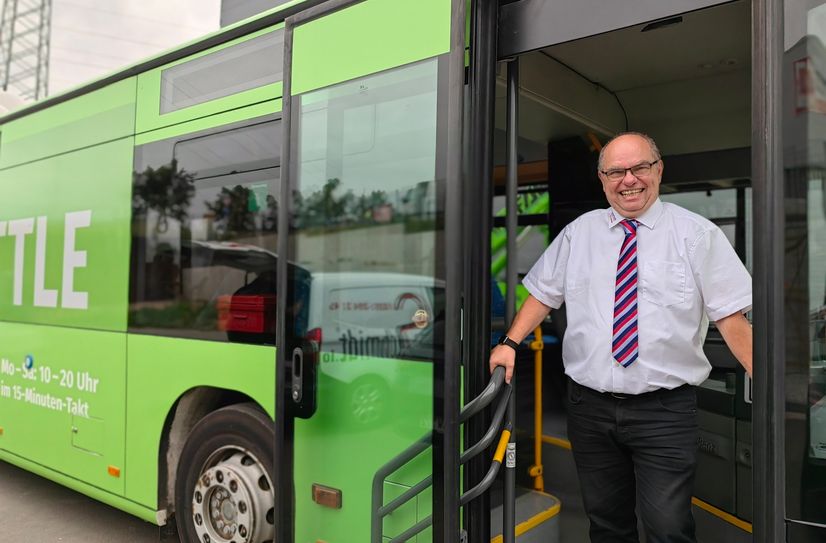 Günter Rautenberg von Taeter Tours fährt den kostenlosen Shopping-Shuttle zum Kaufpark.