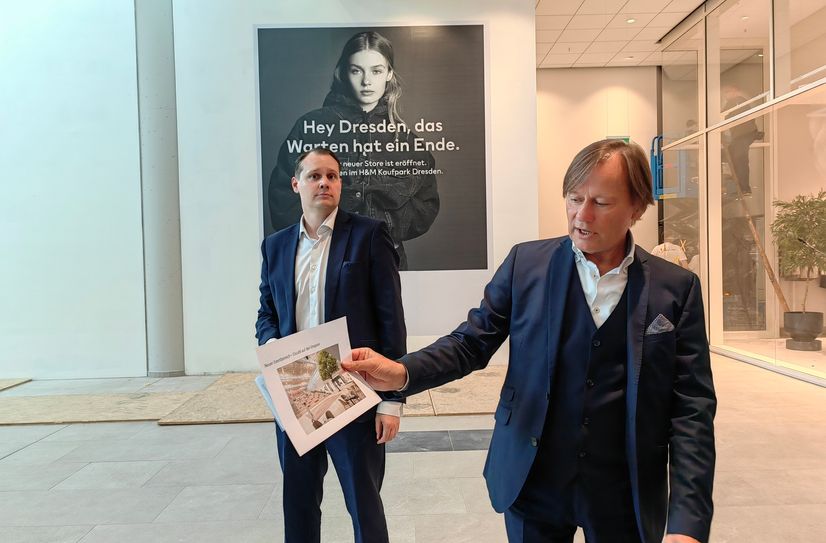 Nils Hoffmann (li) und Andreas Uhlig führen schon mal durch die nächsten Abschnitte des Kaufparks.