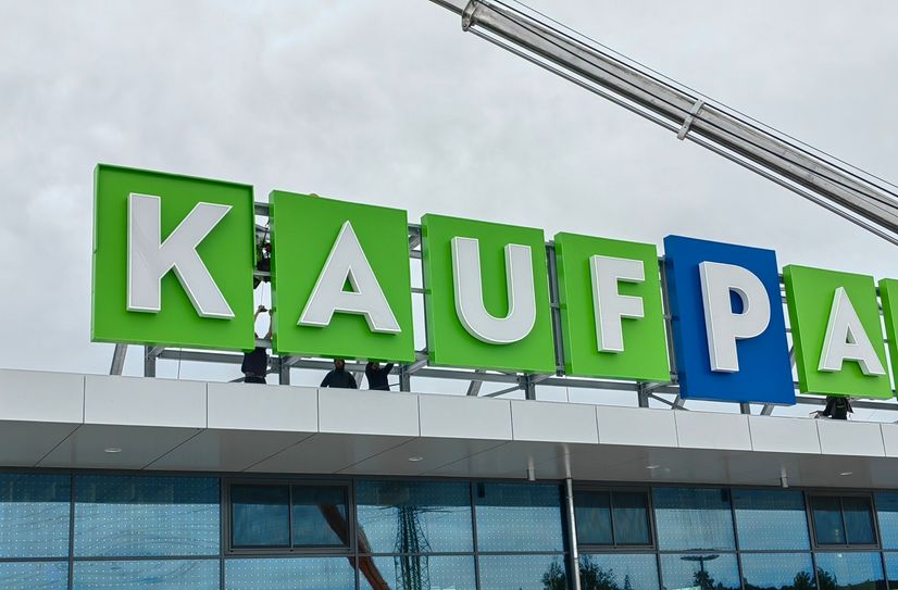 Noch wird überall gewerkelt wie hier am neuen Schriftzug. Am 3. August eröffnet der erste Center-Abschnitt - im Dezember der zweite. 2024 soll der neue Kaufpark komplett sein.