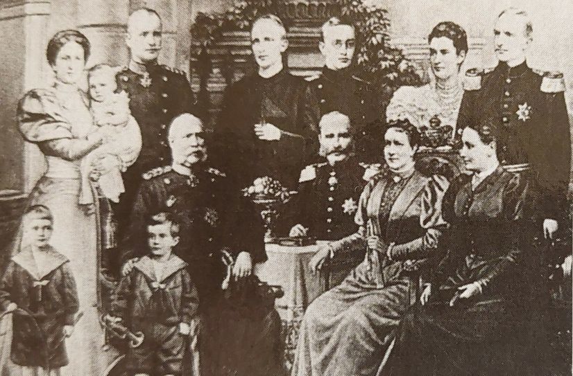 Die königliche Familie war um 1895 noch traulich vereint - Prinzessin Luise mit Sohn Ernst Heinrich auf dem Arm hinten links.