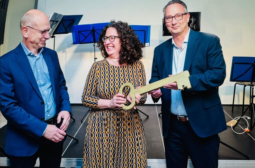 Stadtbezirksamtsleiter Jörg Lämmerhirt kann sich freuen: Er bekommt das "Haus für alle" in Prohlis. Den Schlüssel übergibt Jan Donhauser an die Leiterin  der Jugendkunstschule Valentina Marcenaro.
