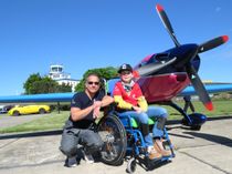 Der zehnjährige Charlie zusammen mit dem Initiator der Aktion »Engel können fliegen«, Sven Ulbrich, auf dem Flugplatz in Kamenz.