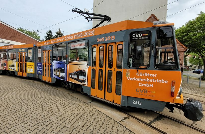 Triebwagen Nr. 2313 mit Jubiläumsbeklebung auf dem Betriebshof der Görlitzer Verkehrsbetriebe.