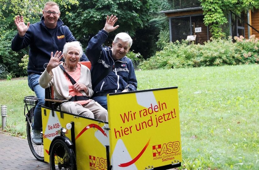Daniel Petzold mit Ruth Junger (96) und Manfred Mischke (71) drehen eine Proberund.