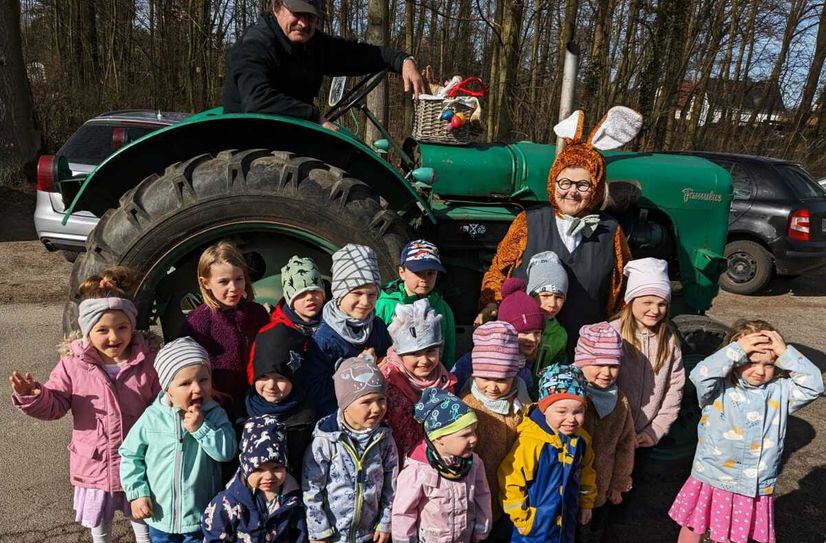 In der Kita Groß Luja des Albert-Schweitzer-Familienwerks Brandenburg kam der Osterhase in diesem Jahr mit dem Traktor.