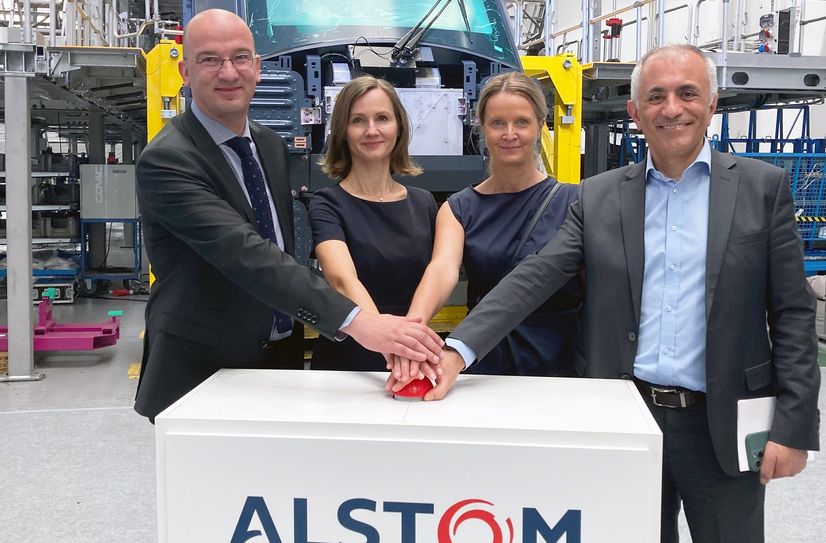 Bürgermeister Dr. Robert Böhmer, Werksleiterin Beata Krehel, Wirtschaftsförderin Doreen-Charlotte Hantschke und Alstom-Präsident Müslüm Yakisan bei der Einweihung der neuen Produktionslinie im Bautzener Werk.