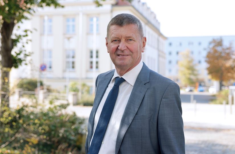 Siegurd Heinze ist seit 2010 Landrat im Landkreis Oberspreewald-Lausitz. Hier leben rund 107.500 Menschen.