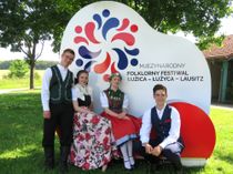 Klemens van Dorp und Milena Scholze aus Schmerlitz sowie Luisa Mikwauschk und Fabian Korch aus Höflein gehören zu den fast eintausend Mitwirkenden beim Folklorefestival (v.l.n.r.).Foto: Matthias Stark