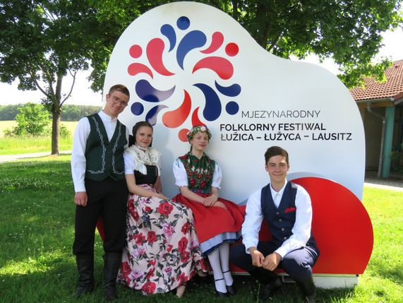 Klemens van Dorp und Milena Scholze aus Schmerlitz sowie Luisa Mikwauschk und Fabian Korch aus Höflein gehören zu den fast eintausend Mitwirkenden beim Folklorefestival (v.l.n.r.).Foto: Matthias Stark
