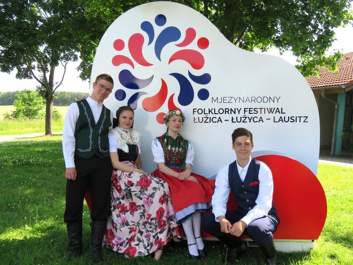Klemens van Dorp und Milena Scholze aus Schmerlitz sowie Luisa Mikwauschk und Fabian Korch aus Höflein gehören zu den fast eintausend Mitwirkenden beim Folklorefestival (v.l.n.r.).Foto: Matthias Stark