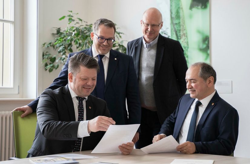 Unterzeichnung Antrag »Hochschulstadt« für Zittau und Görlitz: Thomas Zenker, Prof. Dr.-Ing. Alexander Kratzsch, Prof. Dr.-Ing. Welf-Guntram Drossel und Octavian Ursu.