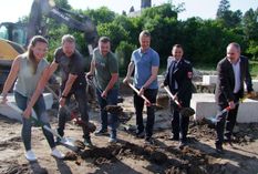 Gute Laune beim offiziellen Baubeginn des neuen Prietizer  Feuerwehrgerätehaus. Zum Spaten greifen  hier (v.l.n.r.): Bauamtsleiterin Helen McTiernan, Uwe Jendreck (Elektroplanung Bautzen), Ortschaftsratsvorsitzender Mathias Kramer, Mischa Seidel (KKS Architektur + Gestaltung Dresden), Wehrleiter Daniel Berndt sowie Elstras Bürgermeister Frank Wachholz. Foto: Rainer Könen