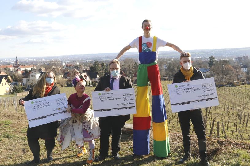 Die Spendenübergabe an die Vereine fand im Weinberg statt (v.l.): Ute Gilles (MediClowns) samt Clownin Gisella, Andreas Führlich (Sonnenstrahl e.V.), Phillipp Hahnewald auf Stelzen und Arved Sehnert vom Kinderzirkus Sanro. Foto: Mutschke