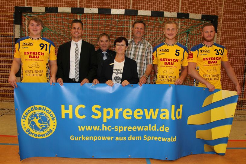 Auf eine weitere gute Zusammenarbeit (v.li.n.re.): Nils Werner, Henri Längert, Dietmar Grünberg, Annette Braschwitz, Joachim Orbanz, Danilo Wendt und Jens Kranick. Foto: sts