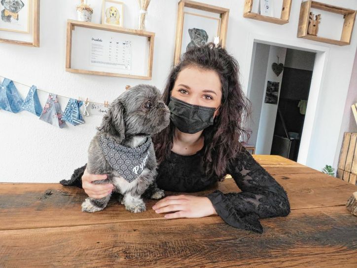 Nikolett Panthel, hier mit ihrem Hund Pyper zu sehen, freut sich wieder arbeiten zu dürfen. Freilich unter bestimmten Bedingungen. Da ist auch das Verständnis der Kundschaft gefragt. Foto: Silke Richter