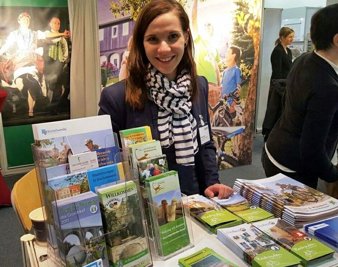 Die Bischofswerdaer Stadtmarketing-Mitarbeiterin Madlen Raupach heißt Sie am Gemeinschaftsstand der Marketing-Gesellschaft Oberlausitz-Niederschlesien mbH herzlich Willkommen. Foto: Stadtverwaltung