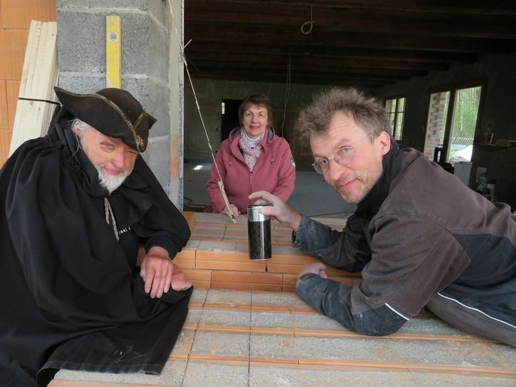 Dieter Klimek mit Ofenbauer Olaf Giertz und Mitarbeiterin der Krabatmühle Karin Trautmann kurz vor dem Versenken der Zeitkapsel. Foto: Silke Richter