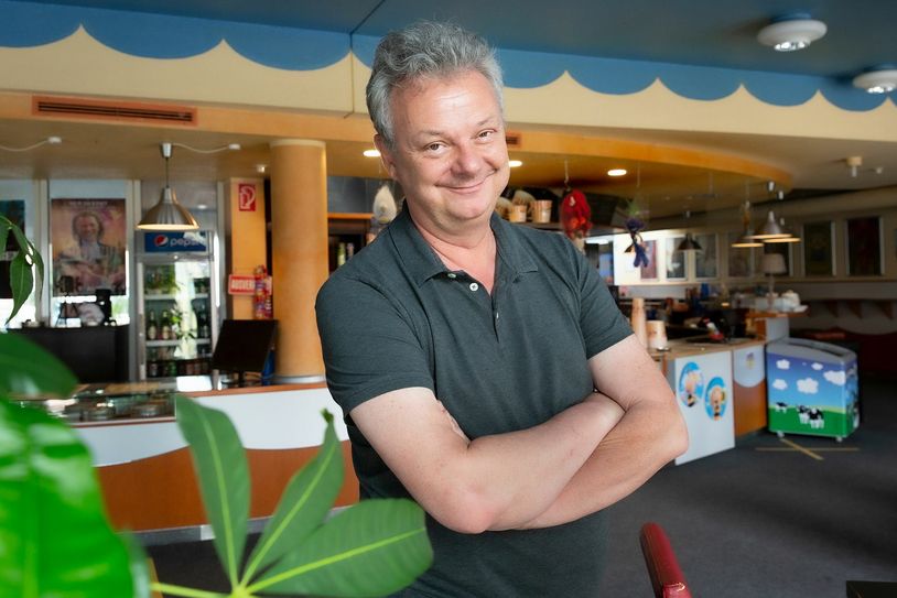 Michael Apel, ein erfahrener Theatermann, will ein Kino zum Zentrum von Geselligkeit erweitern. Foto: Anne Hasselbach