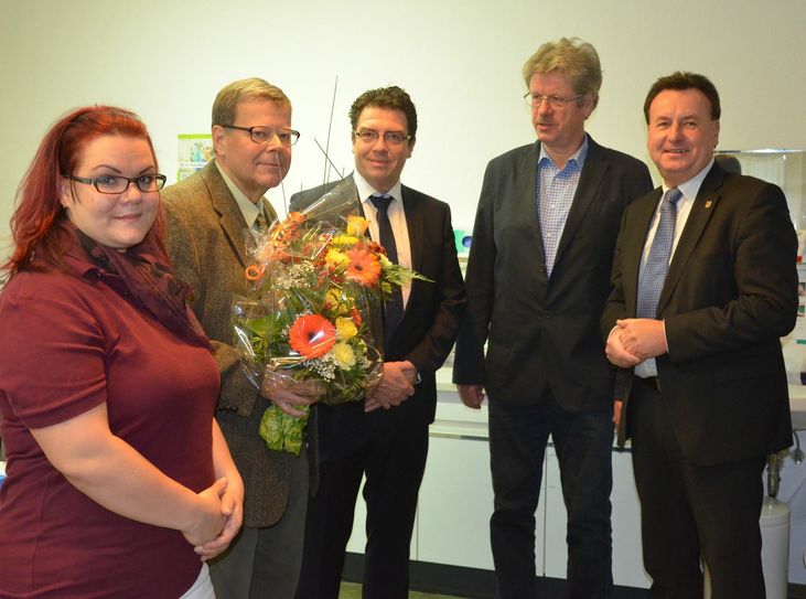 Schwester Loreen Bialecki und Hausarzt Tihamér Pap wurden von EEK-Geschäftsführer Michael Neugebauer, Ortsvorsteher Reinhard Lanzke und Bürgermeister Roland Pohlenz in der Praxis in Grünewalde begrüßt (v.l.).