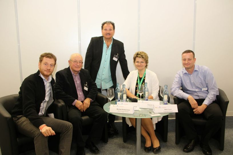 Rede und Antwort standen (v.l.): Der Bundestagsabgeordnete Michael Kretschmer (CDU), der Seniorenbeauftragte im Landkreis Görlitz Hans-Peter Prange, Claudia Schöne von der AOK Plus und der examinierte Altenpfleger Maik Cyrol. Moderiert wurde die Diskussion von Roland Wehner (hinten). Foto: Keil