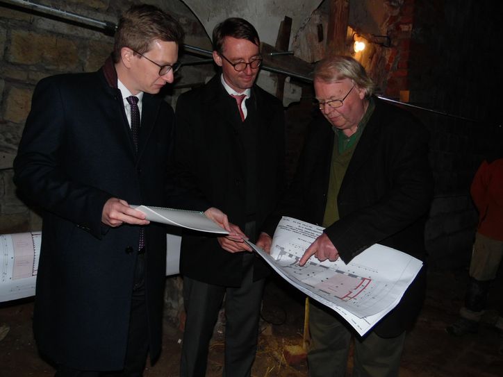 Matthias Riedel (re.) erklärt Roland Wöller (Mi.) das Projekt. Links Oliver Wehner (MdL).