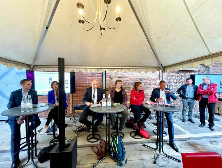 V.l.n.r.: Dr. Markus Niggemann (CDU), Laura Schieritz (FDP), Daniel Münschke (AfD), Heide Schinowsky (Grüne), Maja Wallstein (SPD) und Christian Görke (Die Linke) beim Wahlforum im „Prima Wetter“. Foto: Tudyka.PR