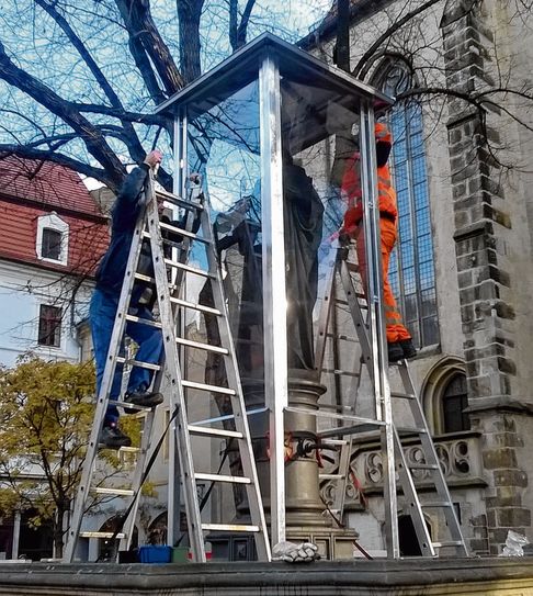 Die Sandsteinfigur von König Heinrich kann künftig auch im Winter bewundert werden. Er hat einen Schutz aus Plexiglas bekommen. Fotos: Stadt