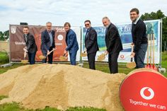 Andreas Doliwa (Vodafone Deutschland), Rolf-Peter Scharfe (Vodafone Deutschland), Christian Bartusch (Bürgermeister Stadt Nossen), Steffen Lehmann (Sächsisches Ministerium für Wirtschaft), Matthias Hälsig (externer Berater Stadt Nossen) und Martin Groß (ateneKom) v.l. vollziehen den symolischen ersten Spatenstich für den Breitbandausbau in Nossen. Foto: pm