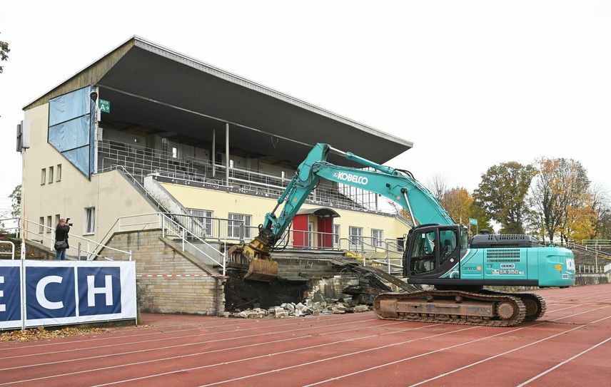 Seit gestern (26.10.) frisst sich der Bagger durch die alte Substanz. Im Herbst 2023 soll das neue Steyer-Stadion eröffnet werden. Foto: Männel
