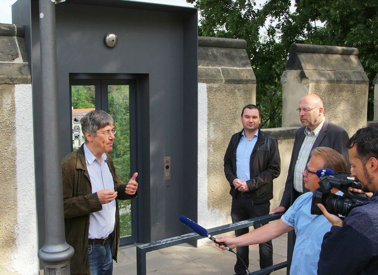 Kritische Fragen am »neuen« Aufzug: Architekt Dr. Knut Hauswald, Geschäftsführer der SDM Falk Müller und Oberbürgermeister Olaf Raschke erklären die verbesserte Funktionsweise des Burgbergaufzuges.  Fotos: Farrar